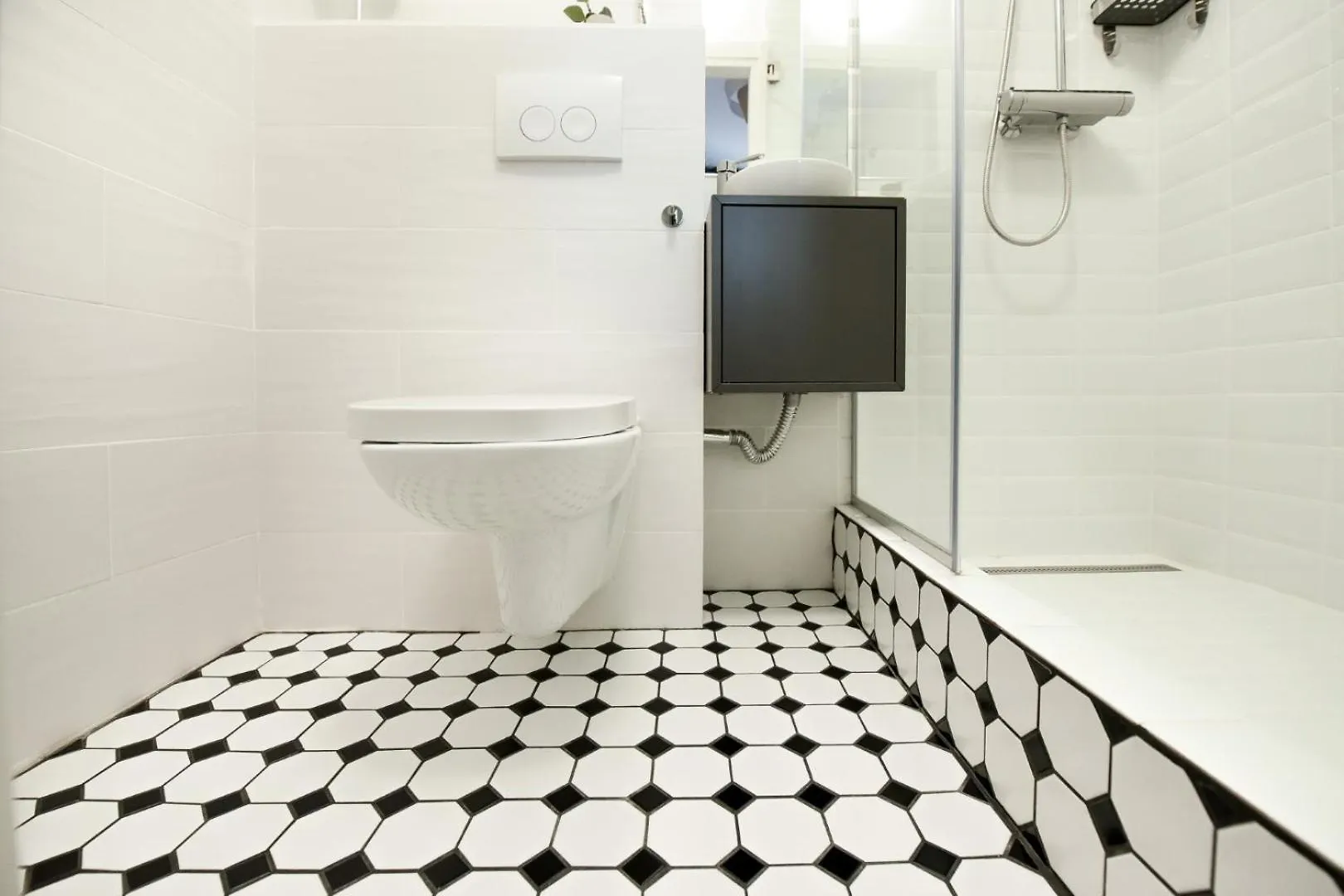 City Living At Its Best - Spacious 2 Bedroom Apartment On Calea Victoriei Bucharest