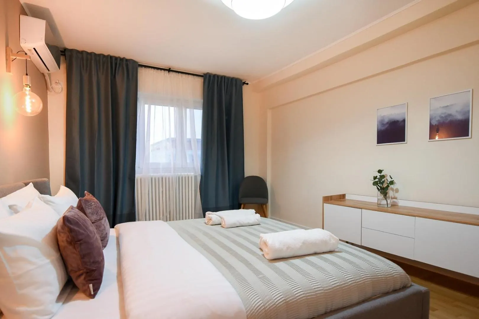 City Living At Its Best - Spacious 2 Bedroom Apartment On Calea Victoriei Bucharest 0*,  Romania