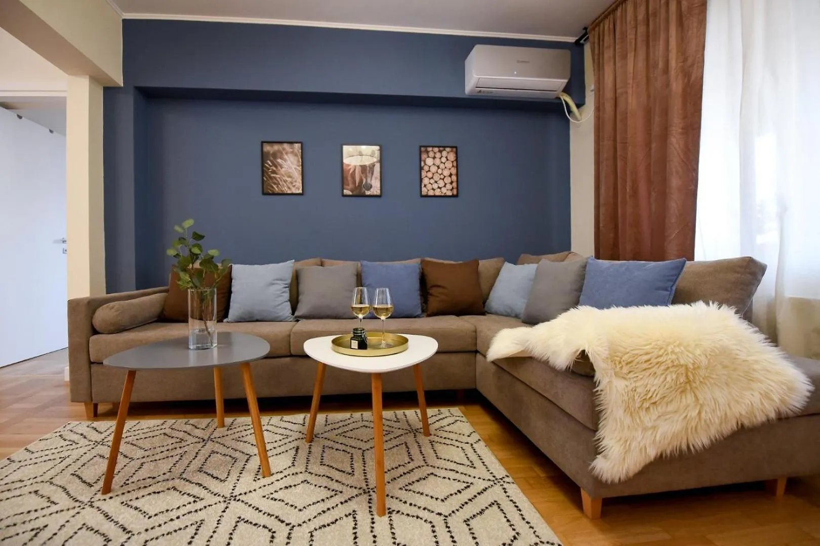 City Living At Its Best - Spacious 2 Bedroom Apartment On Calea Victoriei Bucureşti România