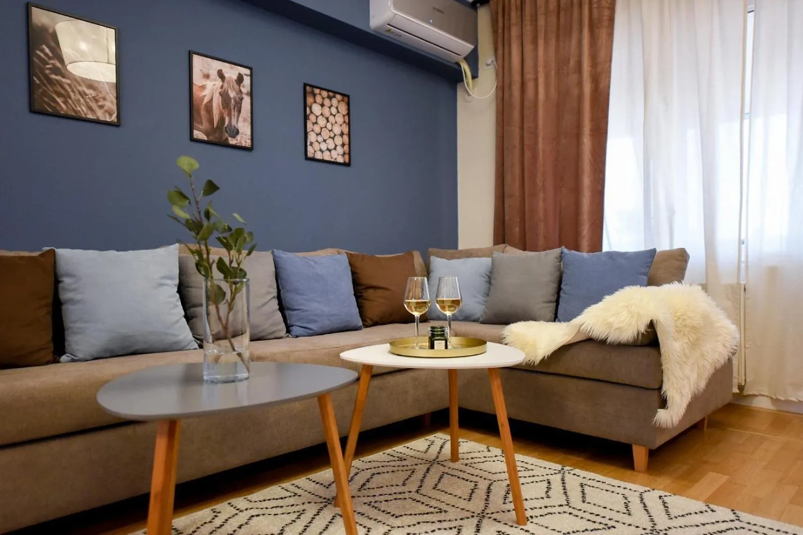 City Living At Its Best - Spacious 2 Bedroom Apartment On Calea Victoriei Bucureşti