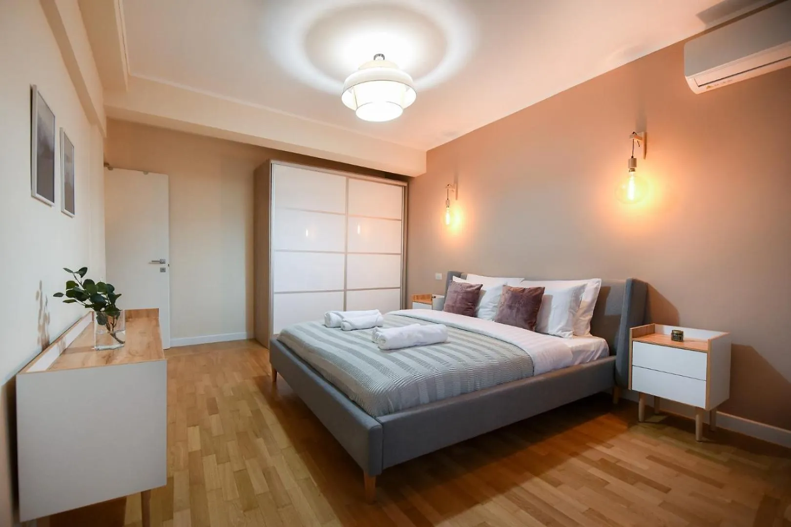 City Living At Its Best - Spacious 2 Bedroom Apartment On Calea Victoriei Bucureşti