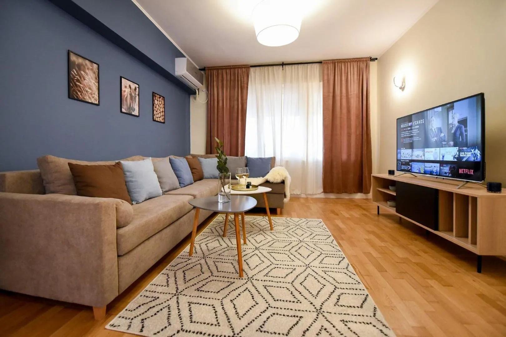City Living At Its Best - Spacious 2 Bedroom Apartment On Calea Victoriei Bucureşti 0*,  România