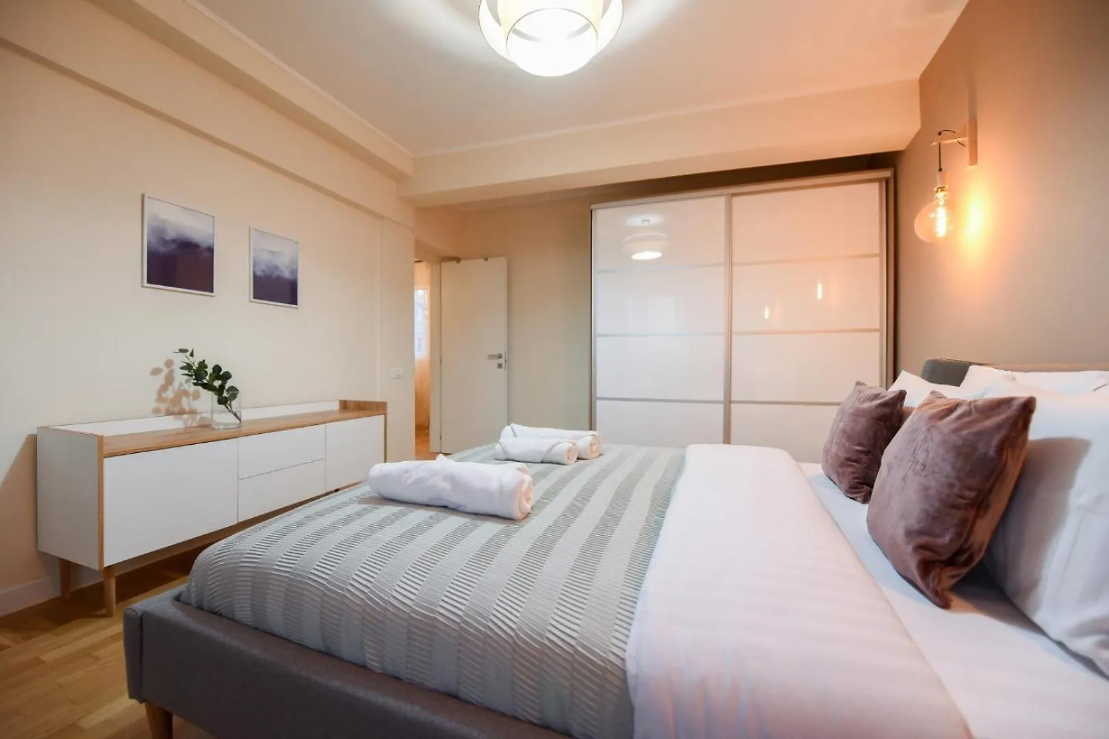 City Living At Its Best - Spacious 2 Bedroom Apartment On Calea Victoriei Bucureşti România