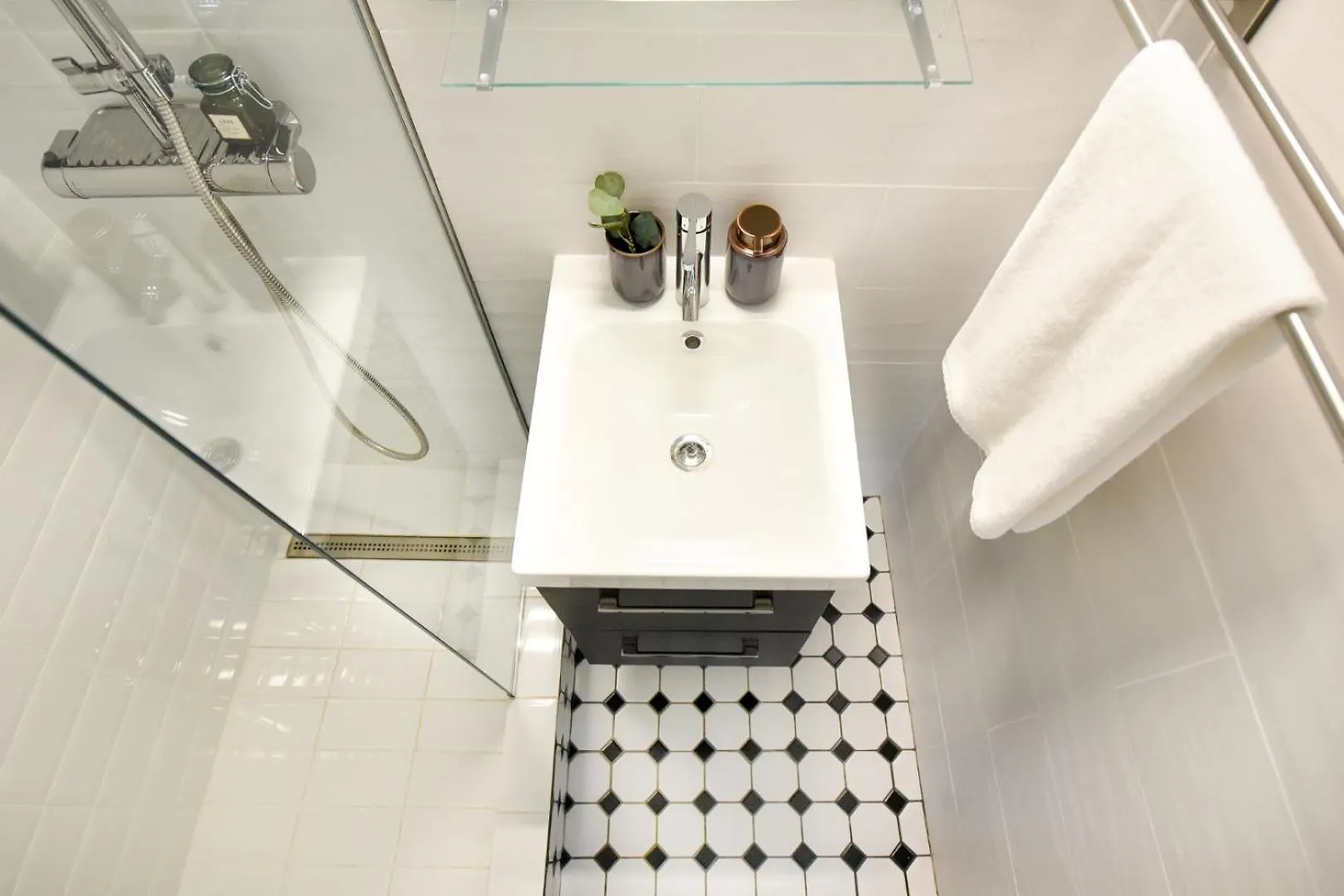 City Living At Its Best - Spacious 2 Bedroom Apartment On Calea Victoriei Bucureşti