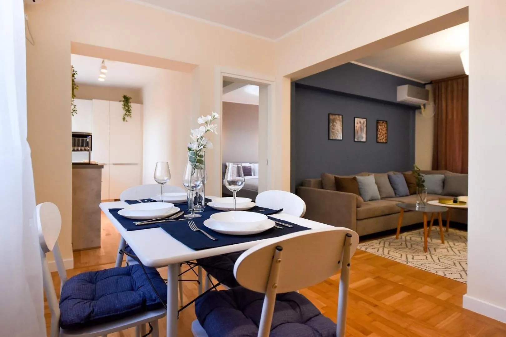 City Living At Its Best - Spacious 2 Bedroom Apartment On Calea Victoriei Bucureşti
